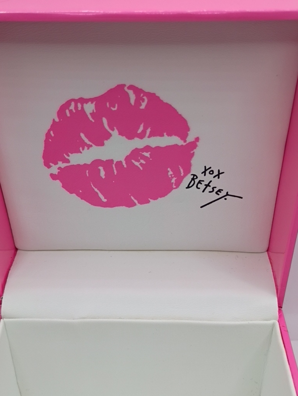 Betsey Johnson White Strap Watch with Pink Heart Face 🩷🤍 - Picture 4 of 16